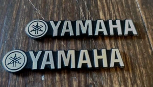 X2 logos aluminium YAMAHA dimensions: 4,8 cm X 1,2 cm - Afbeelding 1 van 1