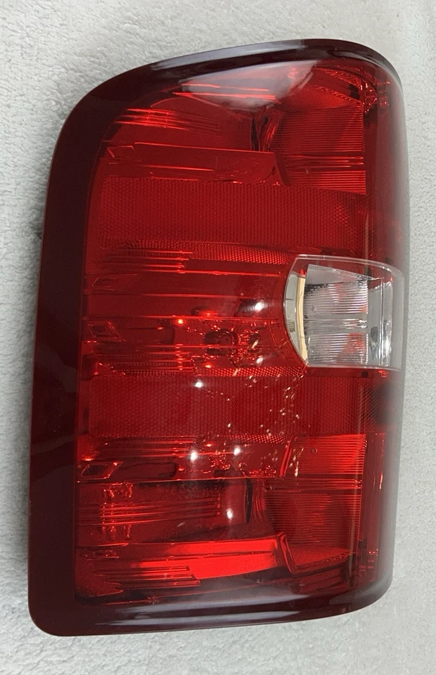 Luz trasera para Chevrolet Silverado 1500 2007-2013 y Silverado 2500 HD LH 07-10. Foto 1 de 4