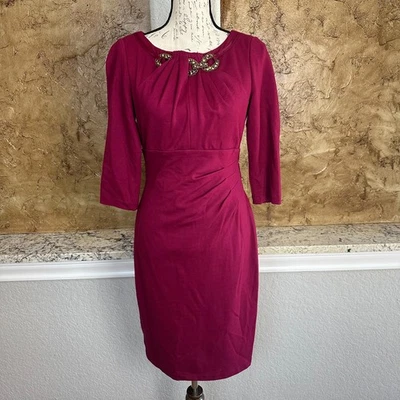 Vestido Vaina Kay Unger Talla 6 Acanalado Adornado Cuello Elegante Cóctel Borgoña Foto 1 de 4