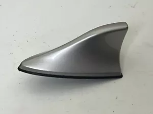 KIA OPTIMA HYBRID 2013 ANTENA ALETA DE TIBURÓN PLATA 96250-2T100STM OEM 14 15 16 - Imagen 1 de 4