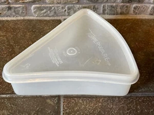 Vintage Tupperware Triangle Pie Or Quiche Slice Keeper - Picture 1 of 9