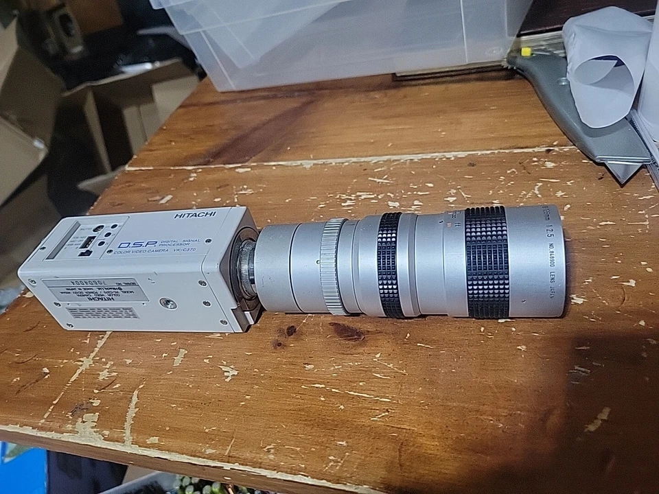 Cámara de video a color Hitachi VK-C370 con lente zoom de TV Canon V6 x 18, 18-108 mm Foto 1 de 4