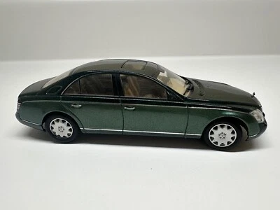 AutoArt Maybach 57 Green Diecast Car 1:43 - Image 1 of 4