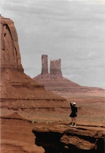 FOTOGRAFÍA SUROESTE BUTTE GIRL encontrada color instantánea ORIGINAL VINTAGE 47 60 D - Imagen 1 de 1