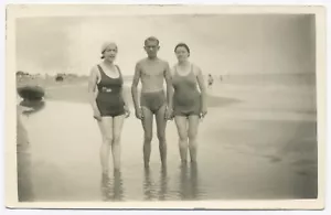 BP448 Carte Photo vintage card RPPC groupe beach plage Homme Femme swim suit - Picture 1 of 1