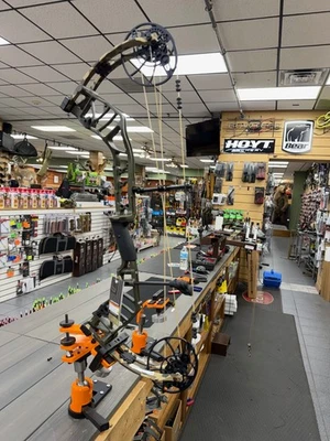 Bear Archery Legend  30 RIGHT HAND THROWBACK GREEN AV55A60137R 15-70LB 18"-31" - Image 1 of 4