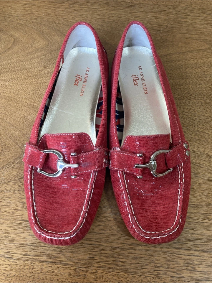 Mocasines Anne Klein iFlex de cuero rojo talla 8 para mujer con detalle de hebilla plateada Foto 1 de 4