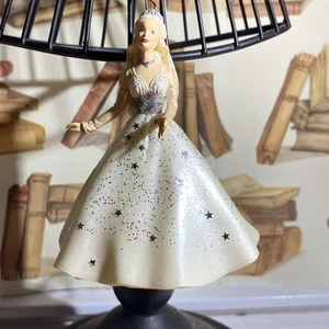 Ornamento de recuerdo vintage Hallmark Barbie 2001 - Imagen 1 de 8