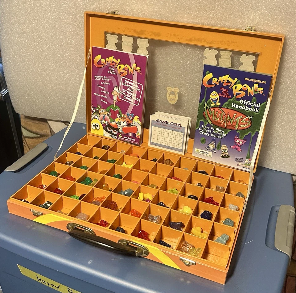 Vintage Anos 90 Crazybones Grande Estojo de Transporte Lote De 65 + Panfletos de Jogo Originais - Imagem 1 de 4