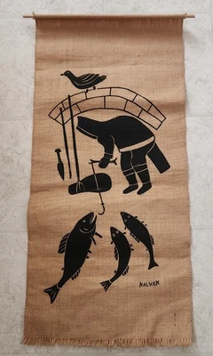 VINTAGE HELEN KALVAK INUIT ESKIMO SILKSCREEN ON BURLAP ART — 第 1/4 张图片
