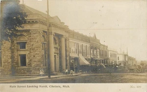 C1910 Chelsea Michigan Main Looking North People autos RPPC postal 25-6514 - Imagen 1 de 2
