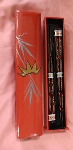 Juego de palillos lacados vintage en estuche de diseño de bambú rojo - Imagen 1 de 1