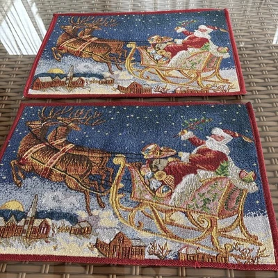 圣诞挂毯 Placemats Santa Sleigh Village 19 英寸 X 12 英寸 2 件套 — 第 1/4 张图片