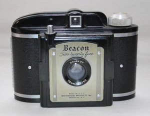 Macchina fotografica vintage Beacon Two Twenty Five 225 - pellicola 620 - anni '50 Art Deco USA con custodia - Foto 1 di 7