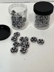 62 PERLINE MARRONI BIANCHE AD INCASTRO 19mm PERLINE DI PLASTICA IN BARATTOLI GIOIELLI FAI DA TE - Foto 1 di 4