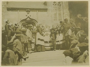 (Bretagne) Enfants devant une église à situer. Fête. Finistère ? Circa 1900. - Picture 1 of 1