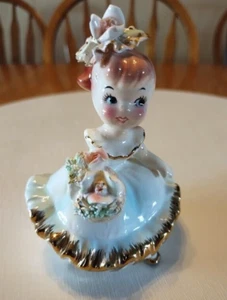 Vintage Mädchen Figur Kleid Hut Pferdeschwanz hält Blumenkorb Goldrand - Bild 1 von 10
