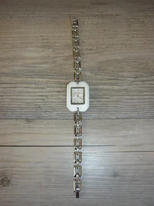 VINTAGE BCBGMAXAZRIA QUARTZ WATCH WHITE LEATHER BEZEL WOMENS SILVER TONE - Picture 1 of 4