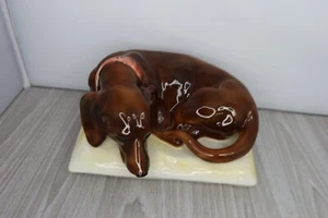 Ens Porzellan Figur bräunlicher Daschund Hund schläft auf Kissen - Bild 1 von 12