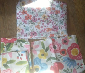 Tablecloth,4 Placemats & 4 Napkins white w bright florql NWOT 102 x 62" - Picture 1 of 3