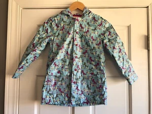 Chaqueta con capucha reflectante de lluvia para caballos Q21 Irlanda estampada en azul caballo niña 5-6 - Imagen 1 de 4