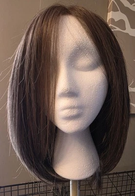 Peluca ON POINT Encaje Frontal/Monofilamento Parte Central por Raquel Welch Castaño Iluminado por el Sol Foto 1 de 4