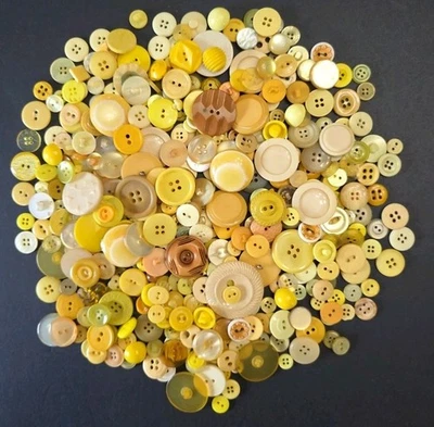 Lote de botones amarillos vintage a modernos, varios tamaños, tonos para manualidades 10 OZ Foto 1 de 4