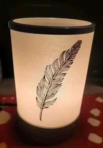Scentsy Wachsschmelzwärmer Federkiel Lampenschirm Zementsockel Birne kein Wärmer Untersetzer Schale - Bild 1 von 6