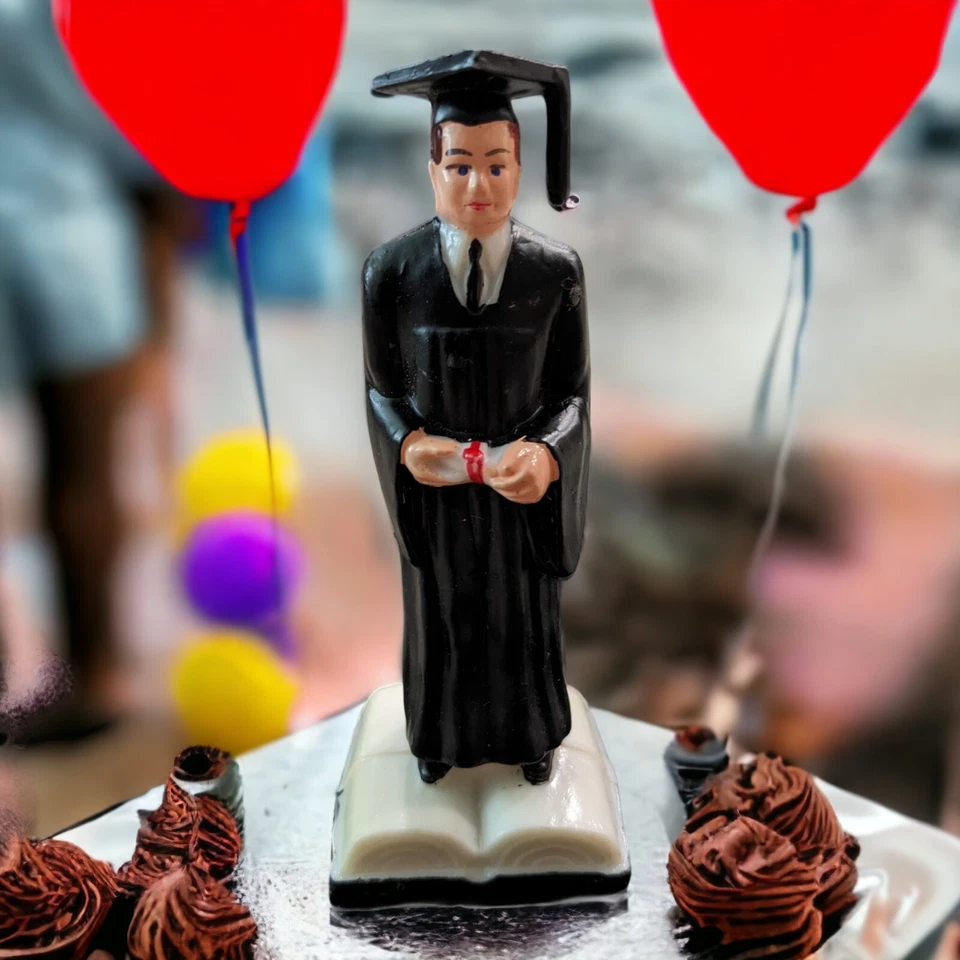 ВИНТАЖНЫЙ ПЛАСТИКОВЫЙ ВЫПУСКНОЙ КЕПКА И ПЛАТЬЕ ТОРТ ТОППЕР ПОМЕЧЕН ГОНКОНГ 4,5» - Изображение 1 из 4