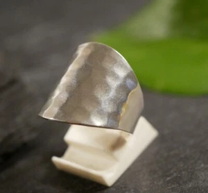 Toller 925 Sterling Silber Ring Breit Hammerschlag Signiert A Schild VTG - Bild 1 von 12