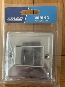 Arlec Lichtschalter. Metall verschraubt 10 Amp 3 Gang 2 Wege Schalter poliert Chrom. - Bild 1 von 2
