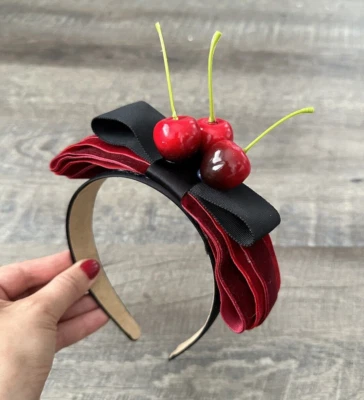 Nueva diadema fascinadora de diseñador hecha a mano cerezas terciopelo lazo rojo negro Foto 1 de 4
