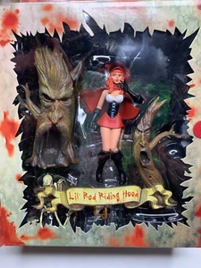 Juego de figuras Mezco Scary Tales 2001 Lil Caperucita Roja y árboles con caja - Imagen 1 de 12