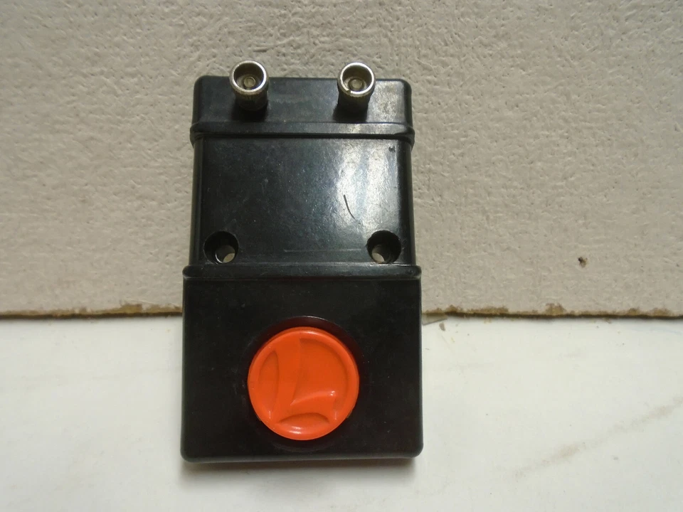 ORIGINAL 1950'S LIONEL #90 PUSH BUTTON CONTROL SWITCH IN NEAR MINT CONDITION - Image 1 of 3