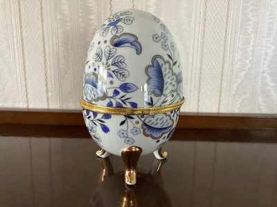 Großes Schmuckei auf Füßchen Ei  Porzellan Osterei zum Aufklappen  - Bild 1 von 4