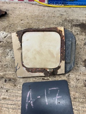 Ford F150 F250 F350 1980 1986 cuello de llenado de combustible cubierta de puerta de proyecto fabricante de equipos originales Rusty Bro Foto 1 de 4