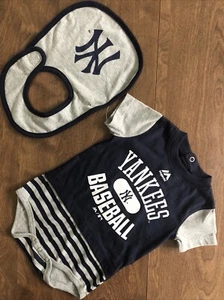 Neu ohne Etikett Majestic Yankees marineblau/grau S/Ärmel Baby Outfit (Body & Lätzchen) 6/9 Monate - Bild 1 von 5