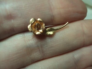 dainty little long stemmed Rose flower gold tone tac pin brooch flowers roses - Bild 1 von 4