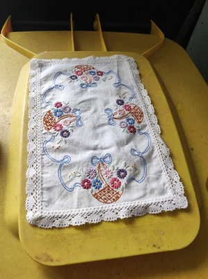 lot 2 napperons brodés main vintage/paniers fleuris et fleurs mauves/dentelle - Photo 1/4