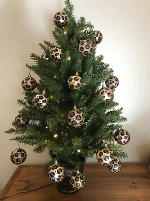 6 x Leopard Print. Baubles. Animal print. Christmas. Weddings. Decorations.  - Image 1 of 3