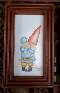 Gnomo elfo quadro originale firmato Anna 1980 incorniciato 4,5x7,5 pollici su piastrella - Foto 1 di 11