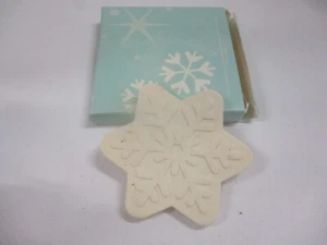 One Little Avon Apple-Cranberry Snoflake Shape Piece of Soap - Picture 1 of 4