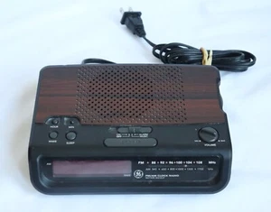 Radio Reloj Digital GE FM/AM Vintage Mediados de los 80 Grano Madera 7-4613A Usado Retro - Imagen 1 de 6