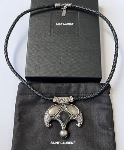 SAINT LAURENT (YSL) Collana con ciondolo in pelle intrecciata nera luna vittoriana Saint Laurent YSL nuova con scatola $1295