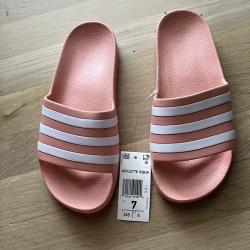 Blush corallo Adidas Adilette taglia 7. Vendita al dettaglio $45