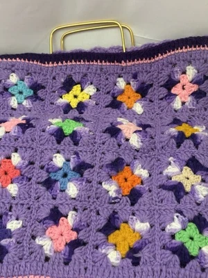 Bolso de mano de metal dorado colorido cuadrado de ganchillo de colección forrado en malla hecho a mano Foto 1 de 4