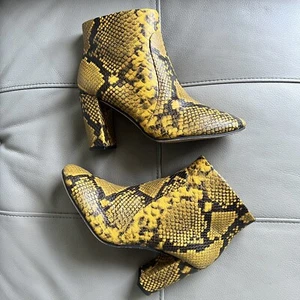 Vince Camuto Sanstan Snake Yellow Golden Ankle Bootie Round Toe Sz 7 M $145 - Picture 1 of 15