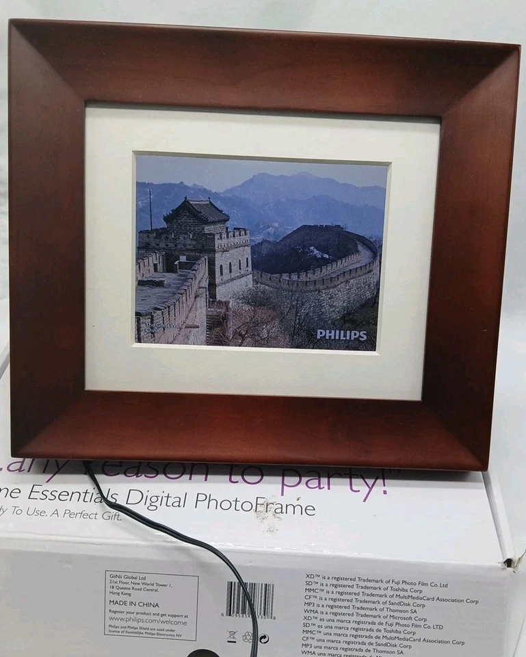 Philips 7" Home Essentials Digital Photoframe SPF3407D/G7 Brown Wood LCD - Image 1 of 4