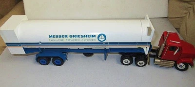 CONRAD 1;50 SCALE TRACTOR W/FLAT BED TRAILER W/MESSER GRIESHEIM,HELIUM TANK TRAI - Image 1 of 4