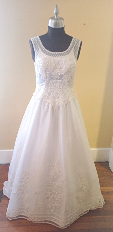 Vintage wedding dress Women size 12 White Beaded Top Ball Gown Veil Included - Image 1 of 4